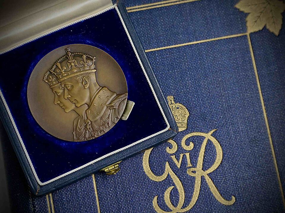 54mm-Bronze-1939-Royal-Visit-Medal-In-Original-Royal-Blue-Case.